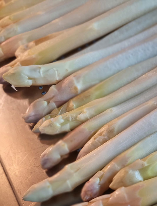Weißer Spargel mit Ei-Schnittlauch-Soße | Homefarming
