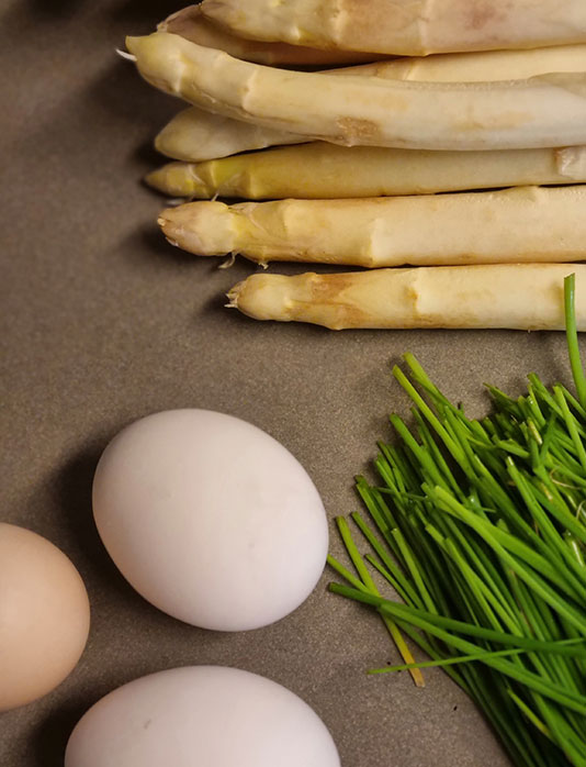 Weißer Spargel mit Ei-Schnittlauch-Soße | Homefarming