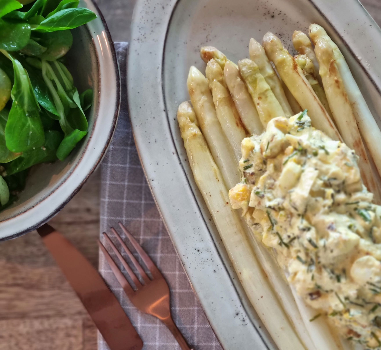 Weißer Spargel mit Ei-Schnittlauch-Soße | Homefarming