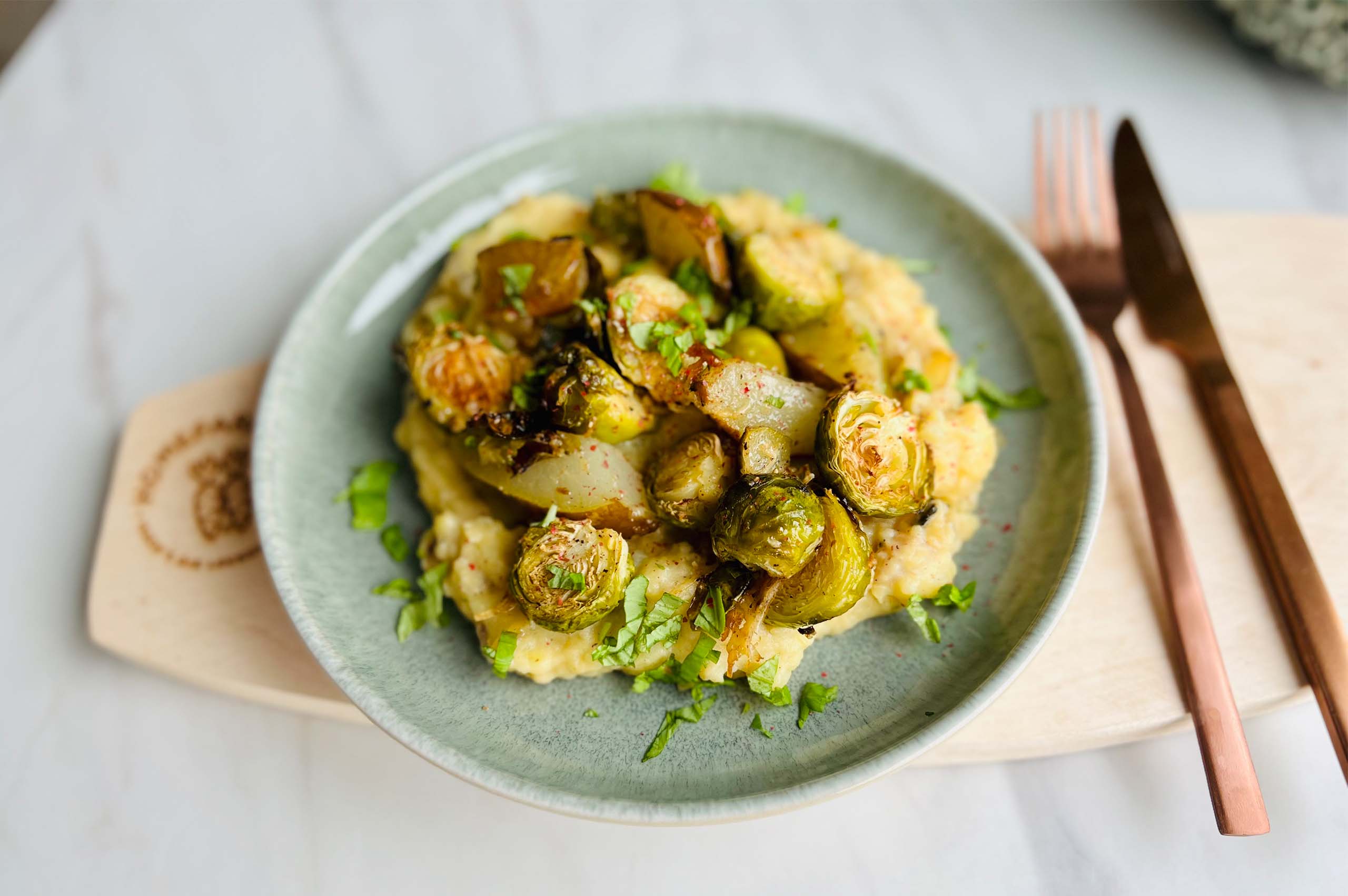 Käsige Birne mit Ofenrosenkohl und Steckrübenstampf | Homefarming